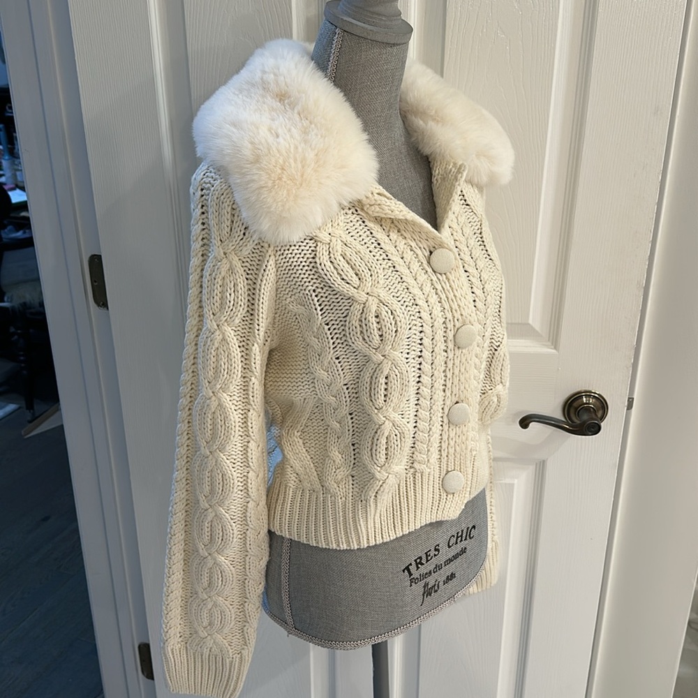 AQUA Ivory cardigan with faux fur collar Size M